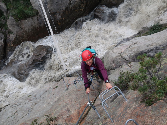 Holderli-Seppl-Klettersteig: Angela nach der zweiten Brücke (4. Aug.)