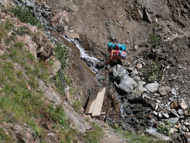 Evelyn am Weg 911a zwischen Pitztal und R&uuml;sselsheimer H&uuml;tte (15. Aug.)