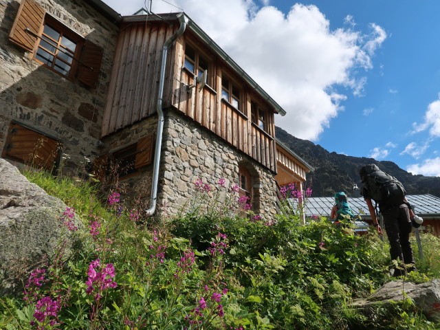 Evelyn und Bernadette bei der Rüsselsheimer Hütte, 2.328 m (15. Aug.)