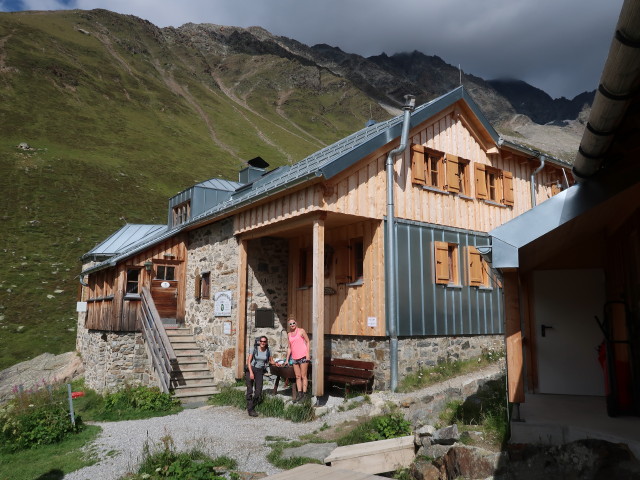 Bernadette und Evelyn bei der Rüsselsheimer Hütte, 2.328 m (15. Aug.)