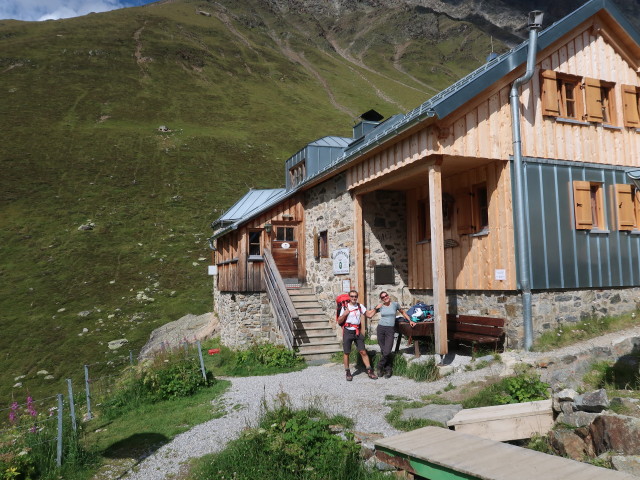 Ich und Bernadette bei der R&uuml;sselsheimer H&uuml;tte, 2.328 m (15. Aug.)