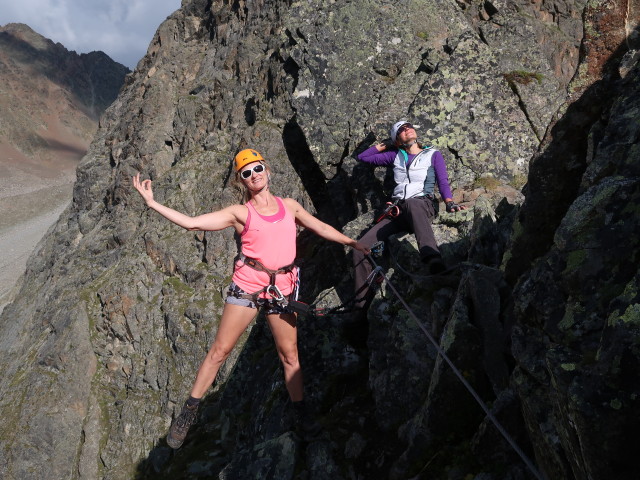 Kleinb&auml;renzinne-Klettersteig: Evelyn und Bernadette im Ausstieg (15. Aug.)