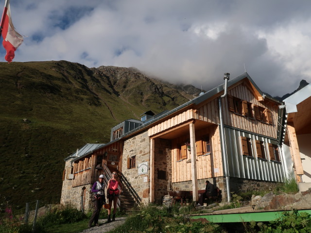 Bernadette und Evelyn bei der R&uuml;sselsheimer H&uuml;tte, 2.328 m (15. Aug.)