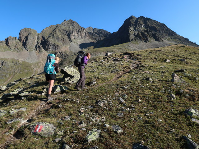 Evelyn und Bernadette am Weg 911 zwischen Kapuzinerjoch und Breitlehnj&ouml;chl (17. Aug.)