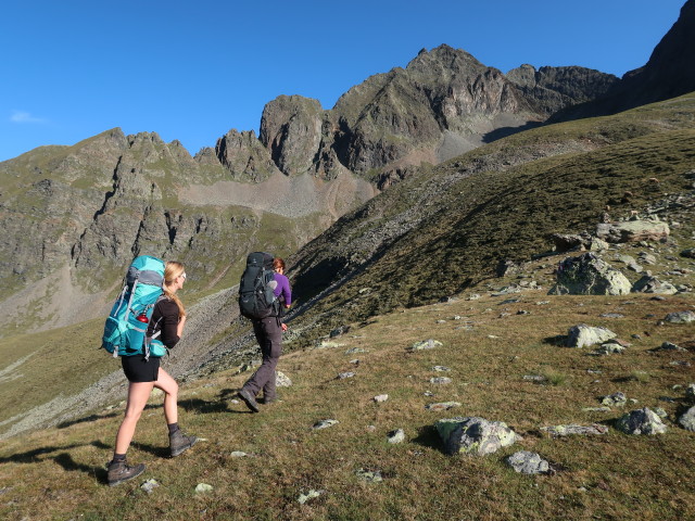 Evelyn und Bernadette am Weg 911 zwischen Kapuzinerjoch und Breitlehnj&ouml;chl (17. Aug.)