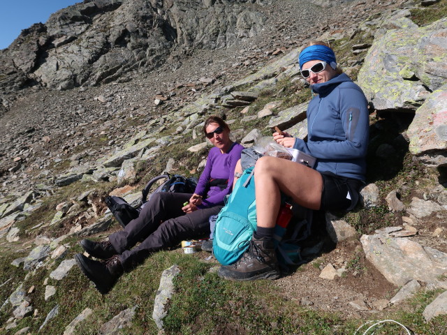 Bernadette und Evelyn am Weg 911 zwischen Breitlehnj&ouml;chl und S&uuml;dlichem Luibiskar (17. Aug.)