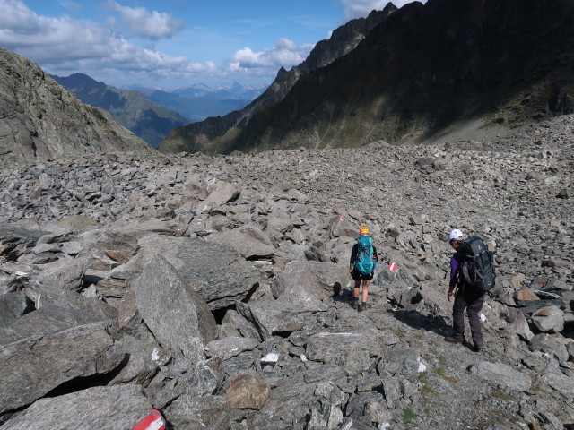 Evelyn und Bernadette am Weg 911 zwischen Sandjöchl und Luibisscharte (17. Aug.)