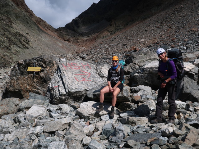 Evelyn und Bernadette am Weg 911 zwischen Sandjöchl und Luibisscharte (17. Aug.)