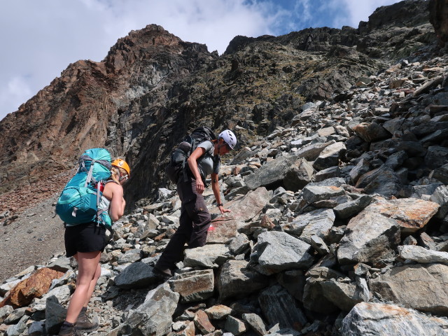 Evelyn und Bernadette am Weg 911 zwischen Sandj&ouml;chl und Luibisscharte (17. Aug.)