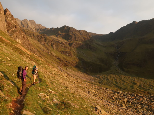 Bernadette und Evelyn am Weg 911 im Felderkar (18. Aug.)