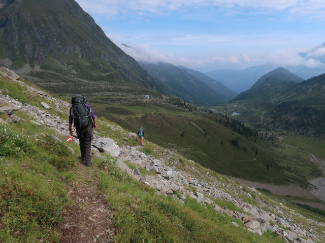 Bernadette und Evelyn am Weg 911 zwischen Fernerkar und Frischmannhütte (18. Aug.)