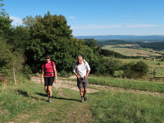 Larissa und Erich zwischen Sonnenuhrwand-Parkplatz und &Ouml;TK-Klettersteig