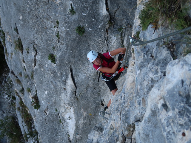 &Ouml;TK-Klettersteig: Larissa im Teil 1