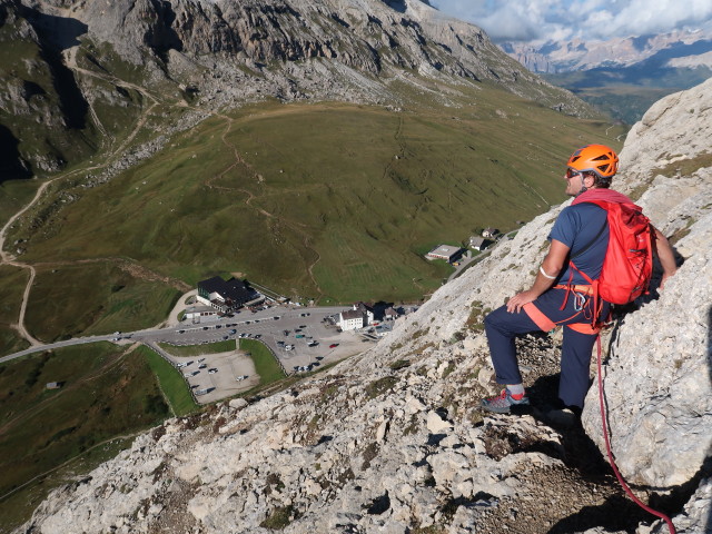 Axel zwischen Abstiegs-Klettersteig und Passo Pordoi