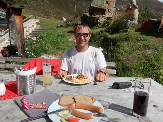 Ich bei der Guben-Schweinfurter-H&uuml;tte, 2.028 m (17. Sep.)