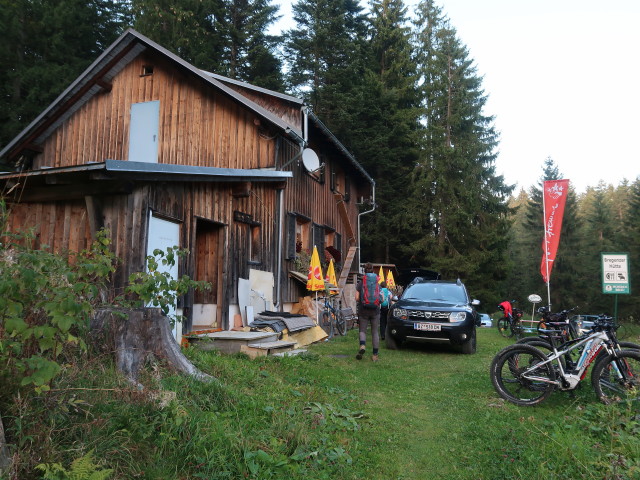 Romy und Sabine bei der Bregenzer Hütte, 1.290 m (29. Sep.)