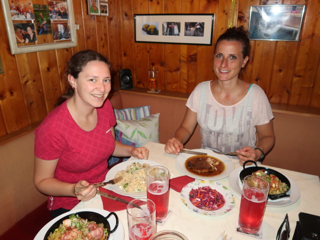 Sabine und Romy in der Bregenzer H&uuml;tte, 1.290 m (29. Sep.)
