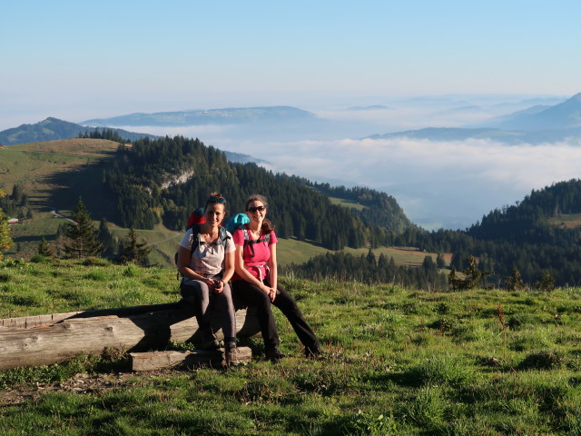 Romy und Sabine auf der Untersehrenalpe, 1.294 m (30. Sep.)
