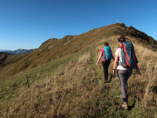 Sabine und Romy am Weg 01 zwischen Obersehrenalpe und Guntenkopf (30. Sep.)