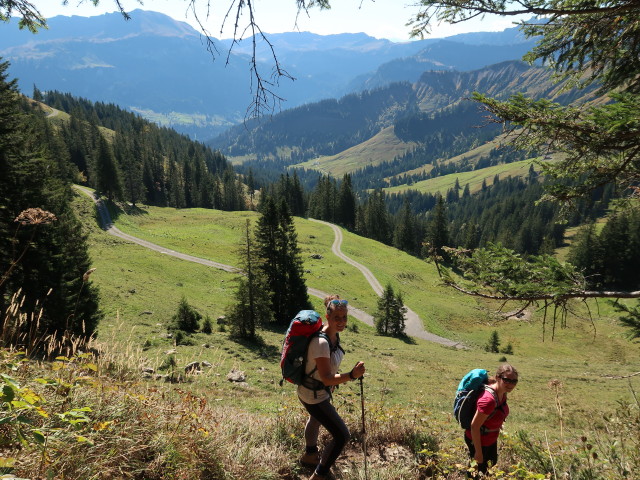 Romy und Sabine am Weg 01 zwischen M&ouml;rzelspitze und Salzb&ouml;denkopf (30. Sep.)
