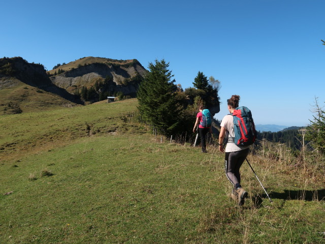 Sabine und Romy am Weg 01 auf der Altenhofalpe (30. Sep.)