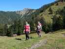 Sabine und Romy zwischen Unterfluhalpe und Sattelalpe (30. Sep.)