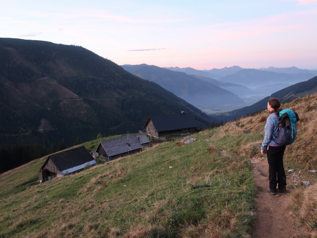 Sabine am Weg 630 auf der Bacheralm (6. Okt.)