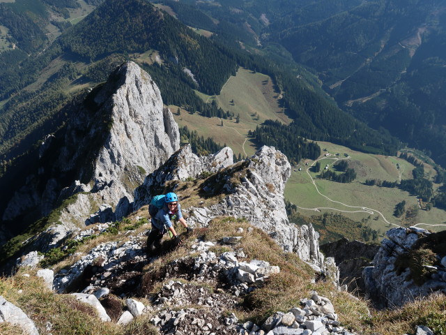 Wildfrauen-Klettersteig: Sabine zwischen Frauenmauer und Bosruck (6. Okt.)