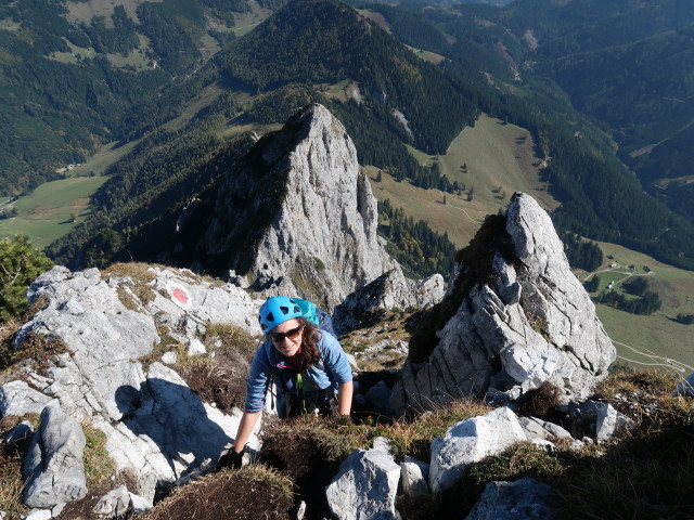 Wildfrauen-Klettersteig: Sabine zwischen Frauenmauer und Bosruck (6. Okt.)