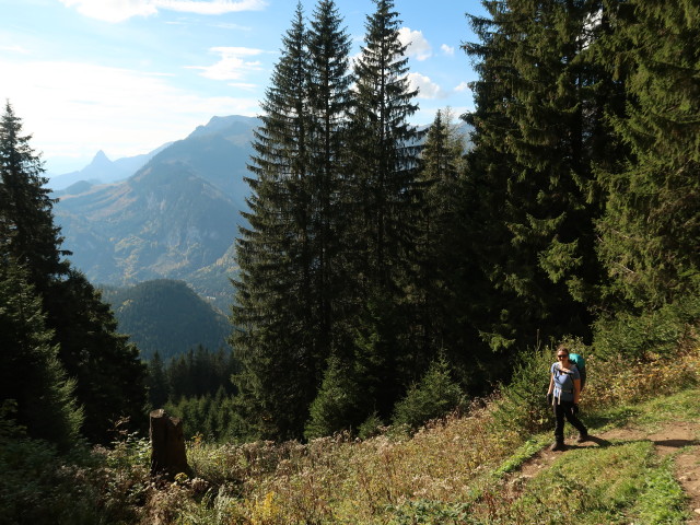 Sabine am Weg 610 zwischen Lahnerkogel und Fuchsalm (6. Okt.)