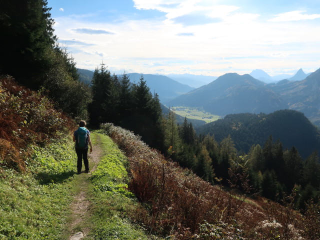 Sabine am Weg 610 zwischen Lahnerkogel und Fuchsalm (6. Okt.)