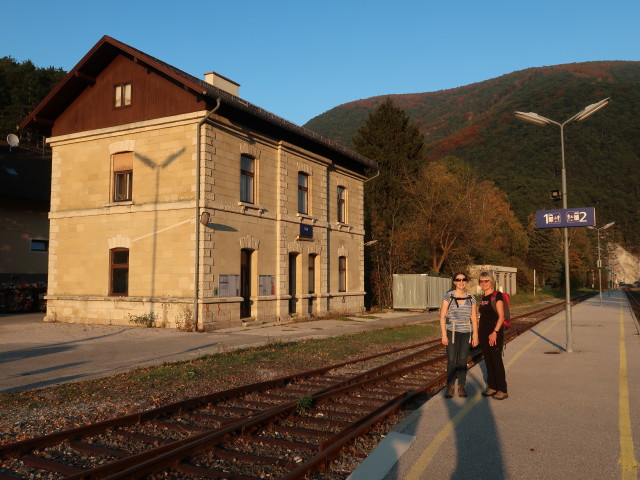 Sabine und Mama im Bahnhof Oed, 396 m