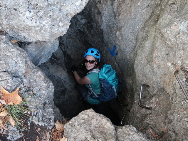 Frauenlucke-Klettersteig: Sabine auf der Leiter