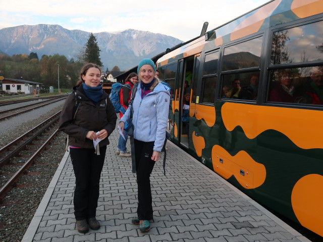 Sabine, Kerstin, Janna und Stefan im Bahnhof Puchberg am Schneeberg, 577 m