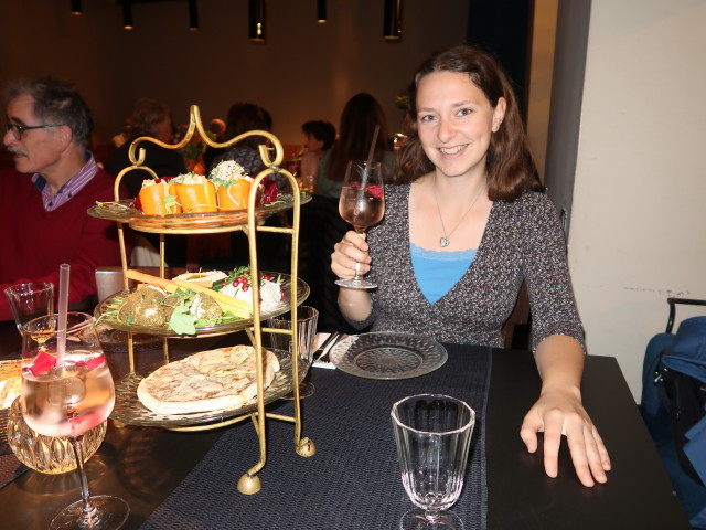 Sabine im Caf&eacute; Ansari