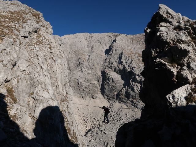 Bert-Rinesch-Klettersteig: Carmen auf der 1. Seilbr&uuml;cke