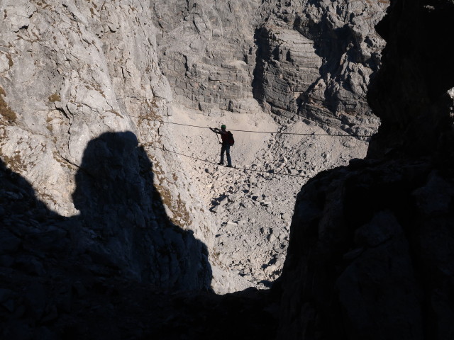 Bert-Rinesch-Klettersteig: Carmen auf der 1. Seilbr&uuml;cke
