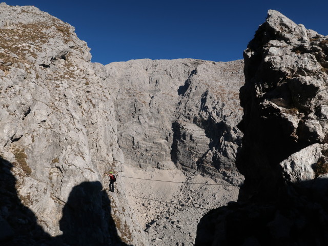 Bert-Rinesch-Klettersteig: Carmen auf der 1. Seilbrücke