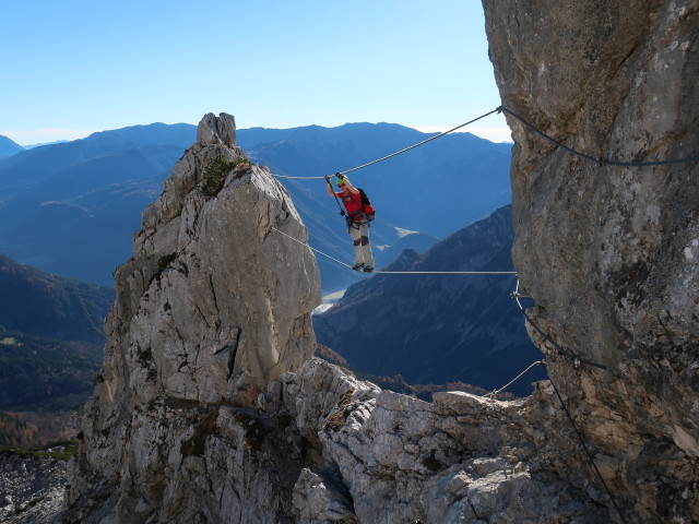 Bert-Rinesch-Klettersteig: Carmen auf der 2. Seilbr&uuml;cke