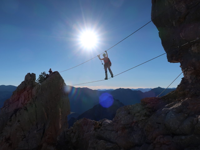 Bert-Rinesch-Klettersteig: Carmen auf der 2. Seilbr&uuml;cke