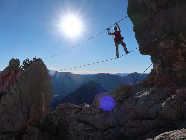 Bert-Rinesch-Klettersteig: Carmen auf der 2. Seilbr&uuml;cke