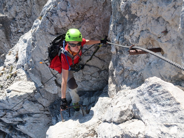 Bert-Rinesch-Klettersteig: Carmen zwischen 2. steiler anhaltender Wand mit Leitern und dem Quergang &uuml;ber Rinne