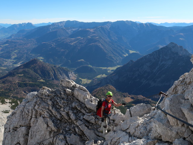 Bert-Rinesch-Klettersteig: Carmen zwischen 2. steiler anhaltender Wand mit Leitern und dem Quergang &uuml;ber Rinne