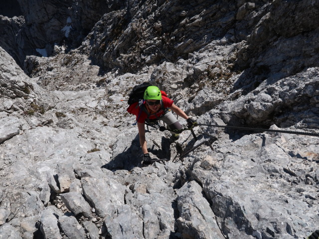 Bert-Rinesch-Klettersteig: Carmen zwischen 2. steiler anhaltender Wand mit Leitern und dem Quergang &uuml;ber Rinne
