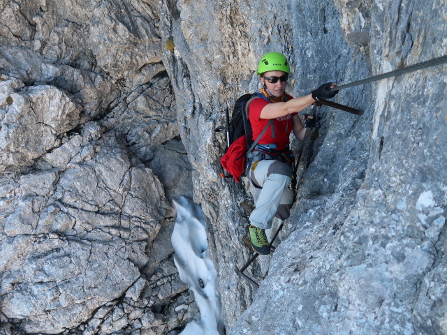 Bert-Rinesch-Klettersteig: Carmen in der &uuml;berh&auml;ngenden Stelle