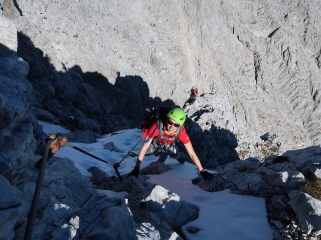 Bert-Rinesch-Klettersteig: Carmen zwischen &uuml;berh&auml;ngender Stelle und Priel-S&uuml;dgrat