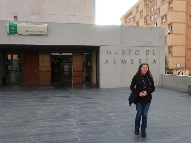 Sabine beim Museo de Almer&iacute;a (18. Nov.)