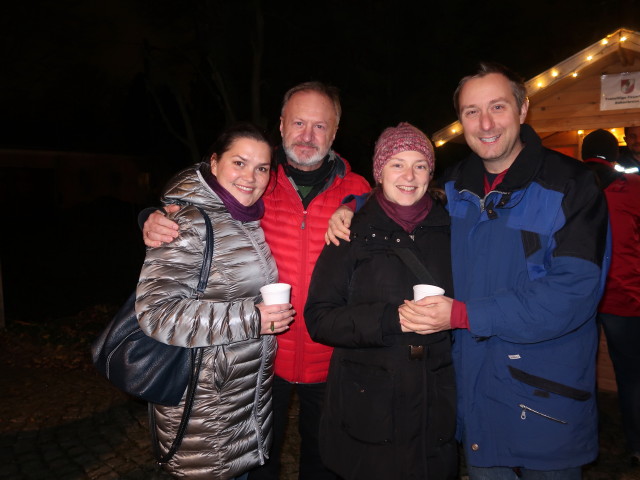 Monika, Robert, Sabine und ich bei der Pfarrkirche Süßenbrunn