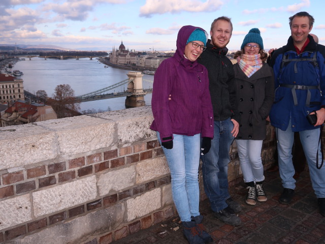 Kathrin, Thomas, Mirijam und ich am Burgberg (23. Dez.)