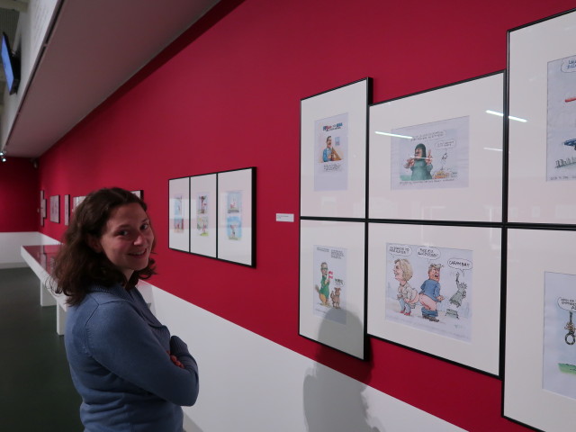Sabine in der Sonderausstellung 'Thomas Spitzer' im Karikaturmuseum
